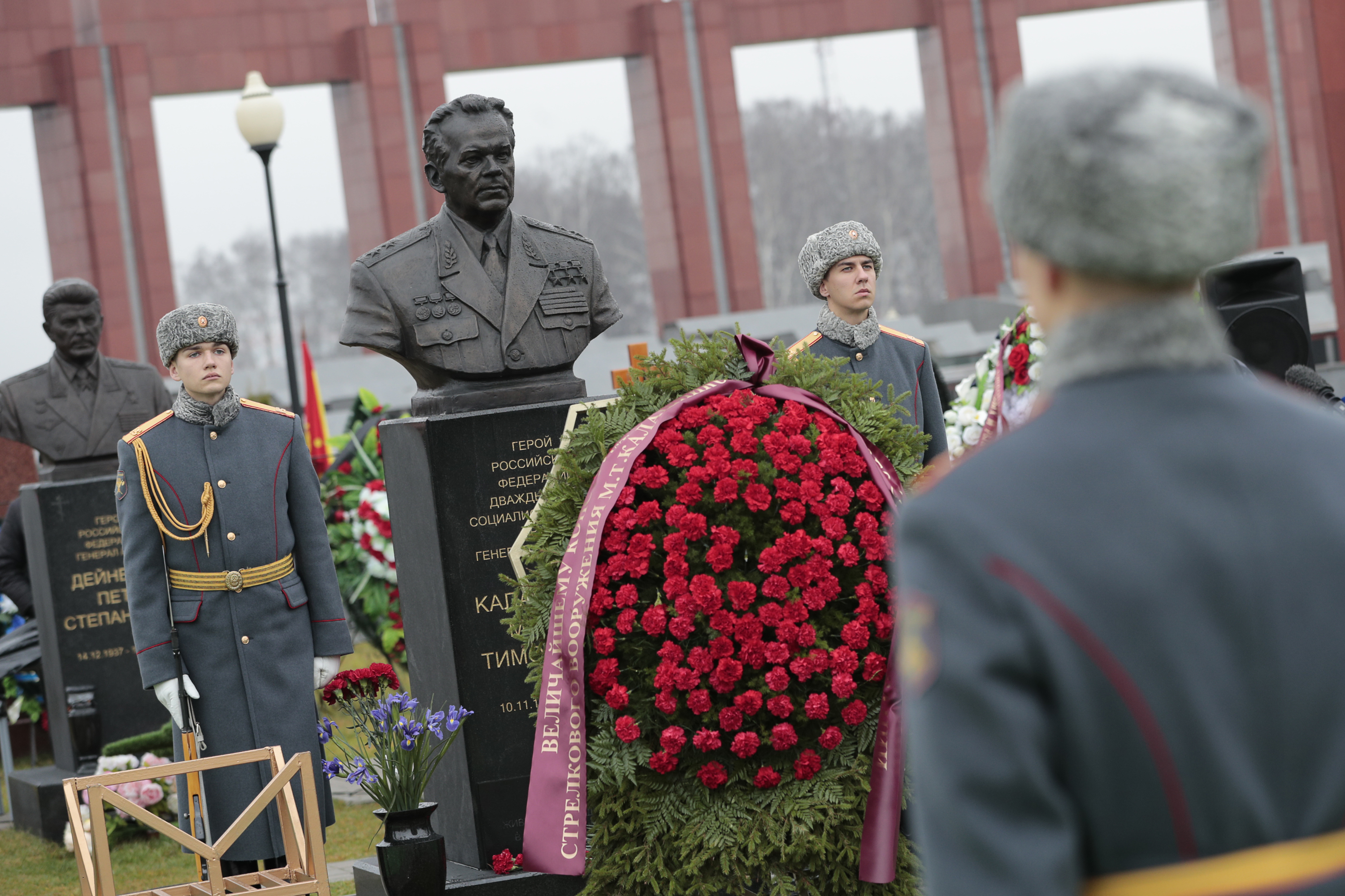 Могила калашникова на мемориальном кладбище фото