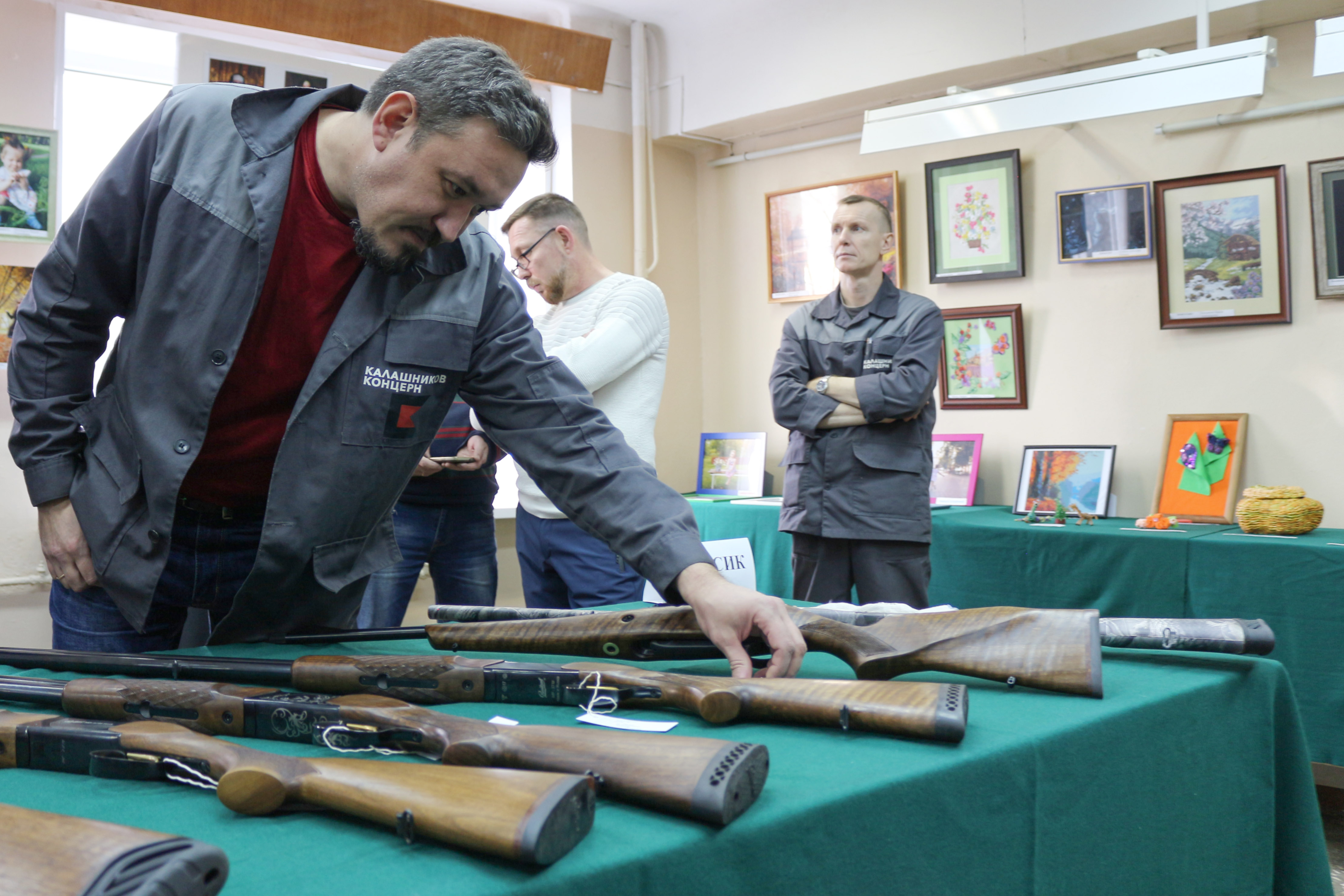 Ижевском механическом заводе. Оружейный завод Калашникова Ижевск. Ижевск завод оружейный Ижевск. Ижевский механический завод Калашников. Завод оружия в Ижевске.